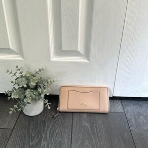 Woman’s coach wallet cream color. (Matching purse sold separately)
